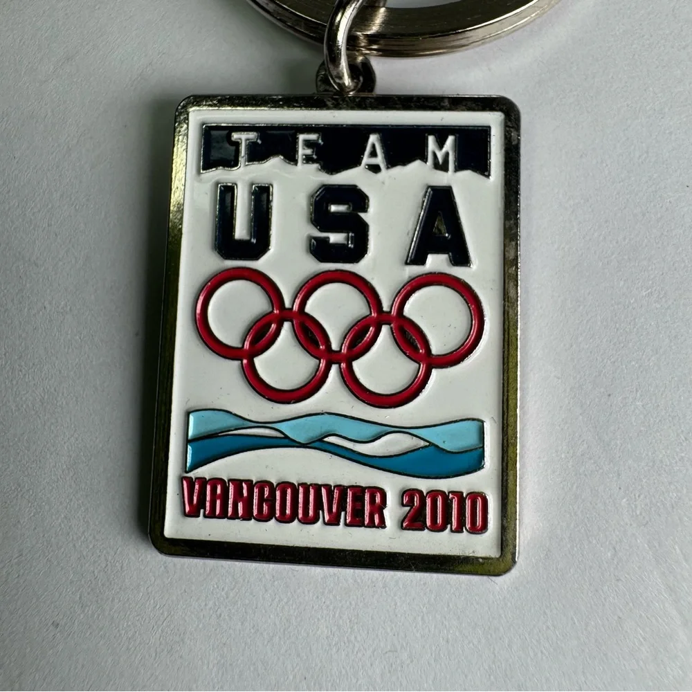 OLYMPIC Team USA Vancouver 2010  SilverTone Enamel Keychain Aminco Made In China